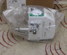 Cargar imagen en el visor de la galería, Precision Medical PM5580 HeliO2 Helium Oxygen Blender -NEW IN BOX
