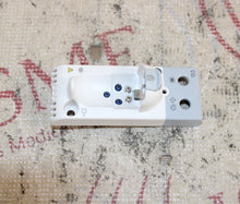Cargar imagen en el visor de la galería, Mindray CO2 Module Front Bezel (Dryline 2 Receptacle 115-020622-00) -2 chips
