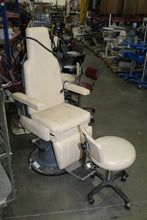 Cargar imagen en el visor de la galería, Storz SMR23000 Electronic Examination Chair with Sunnex Ser970 and Stool
