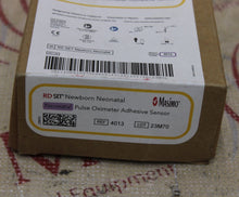 Cargar imagen en el visor de la galería, Masimo 4013 RD Set Newborn Neonatal Pulse Oximeter Adhesive Sensor, Box of 20
