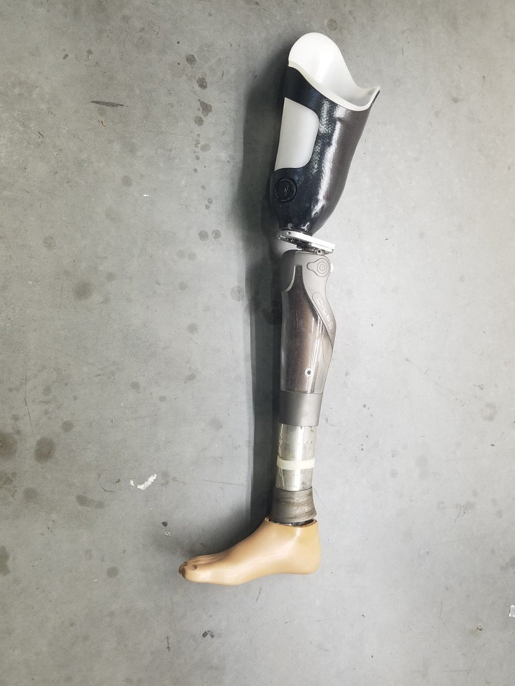 Otto Bock C-LEG Knee Prosthetic Leg. Size 27. Right. -Cracks in the plastic
