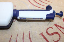 Cargar imagen en el visor de la galería, Rainin Pipet-lite XLS L1200 100-1200 uL LTS 8-Ch Multichannel

