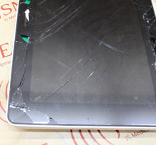 Cargar imagen en el visor de la galería, Mindray Benevision N19 Monitor (shattered screen) w/ Mount

